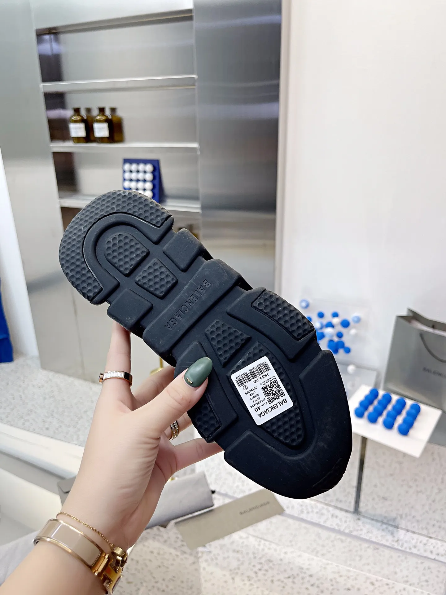 👟👟Ex-factory price 400👟👟 Balenciaga classic sock boots, originally produced by the factory, purchasing agent level. The latest original outsole mold, (TPU ten-vacuum outsole, the highest version on the market, please do not compare prices with TPR outsole, don’t bother if you don’t know the product) The black, white and red three-color vacuum sole shows high-end luxury. •Upper: elastic fly weave double-layer composite gold wire high-elastic knitted mesh cotton •Inner lining: imported double-sided velvet, which is comfortable and resilient to shape •Insole: original imported terry cloth, breathable but not fading •Sole: TPU ten-vacuum outsole (to eliminate pores) •Packaging: full set of packaging (certificate, invoice, cloth bag, handbag) •Size: 34-45 standard code (34, 45, 46.47 can be customized and are not returnable)